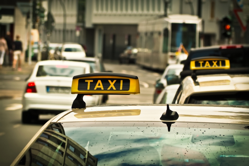 taxis-DRAGUIGNAN-min_road-traffic-car-glass-driving-city-583084-pxhere.com