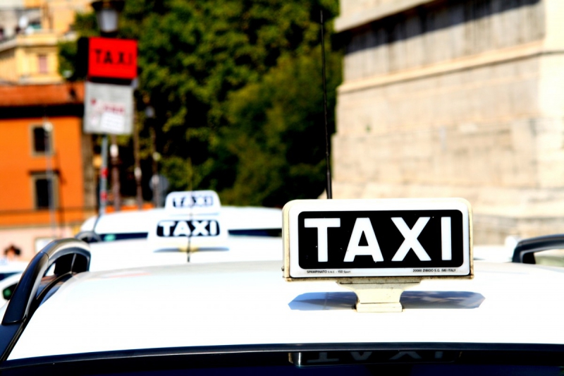 taxis-DRAGUIGNAN-min_taxi_auto_rome_road_white-1051610